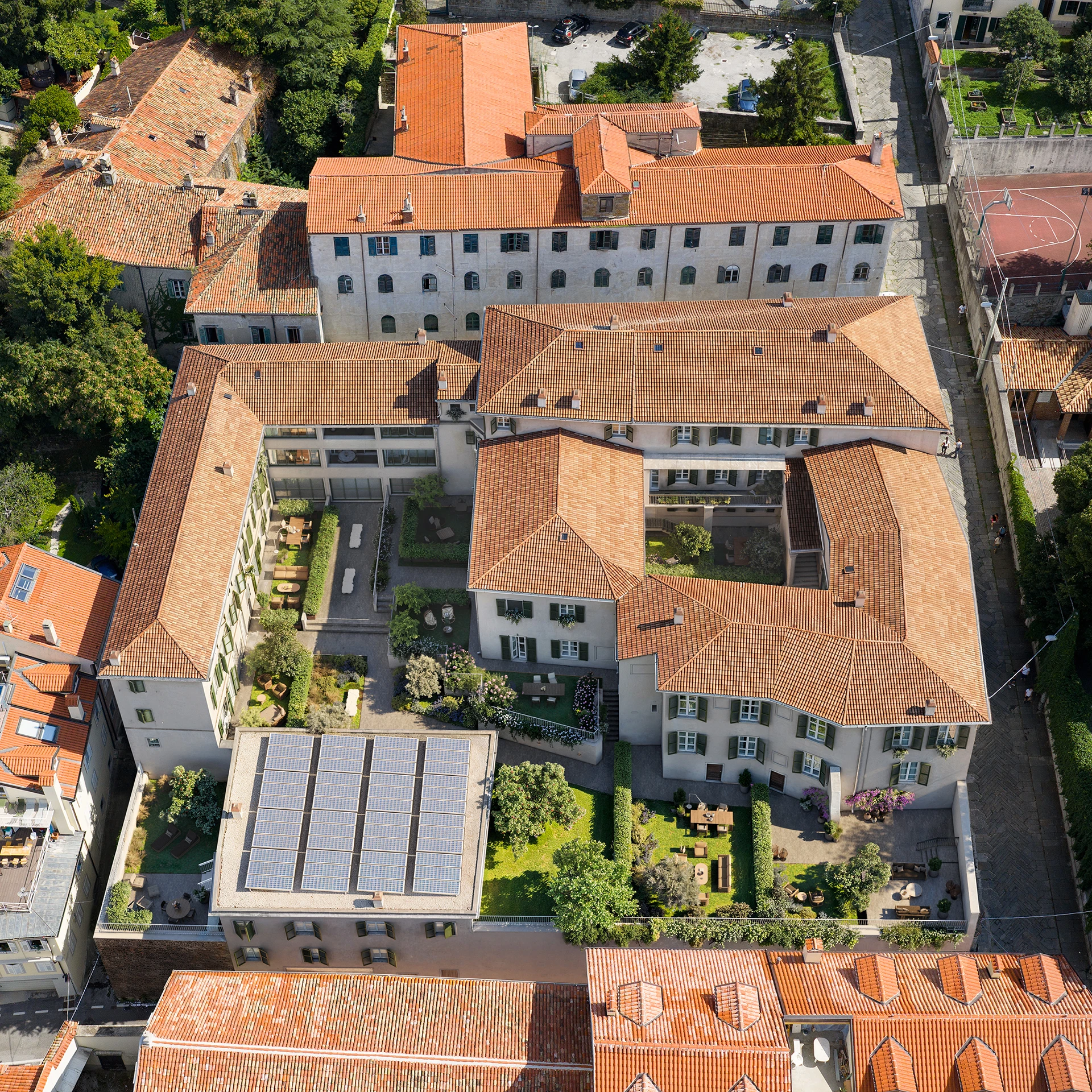 Vista aerea del Palazzo Vescovile con cortili, giardini e il complesso storico immerso nel contesto urbano