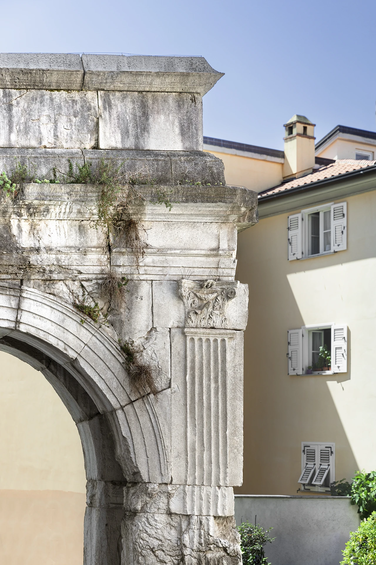 Arco di Riccardo a Trieste, dettaglio dell’antico monumento romano in pietra con elementi architettonici classici nel centro storico della città