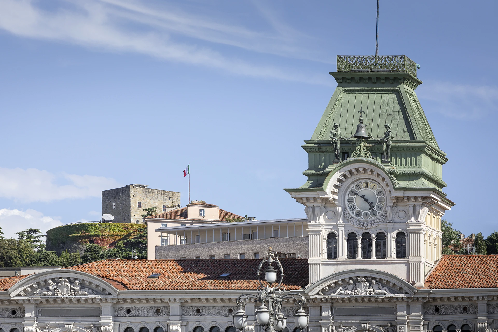 Palazzo del Comune di Trieste con la torre dell’orologio e il Castello di San Giusto sullo sfondo, vista panoramica del centro storico